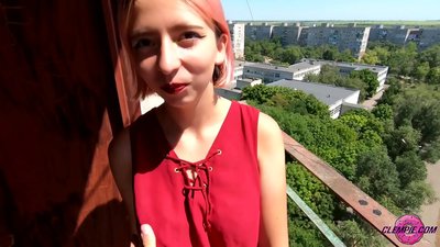 స్టూడెంట్ సెన్సువల్ అవుట్‌బ్యాక్‌లో అపరిచితుడిని సక్స్ చేస్తుంది - అతని ముఖం మీద కమ్